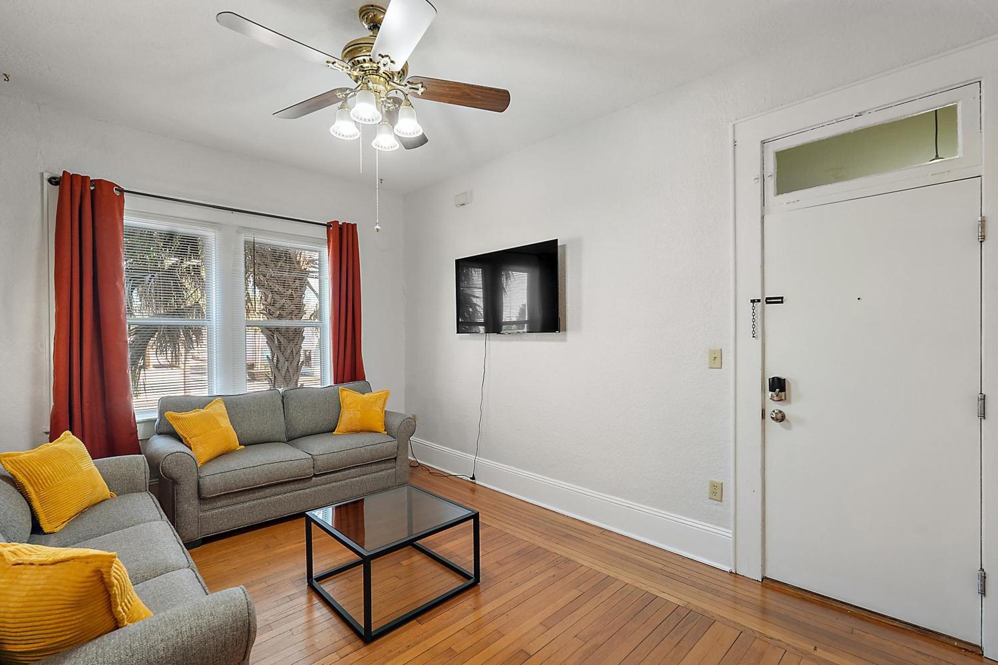 Downtown Den-King Bed~Heart Of Eustis~Queen Sleeper~Upstairs~Bright & Happy Kültér fotó
