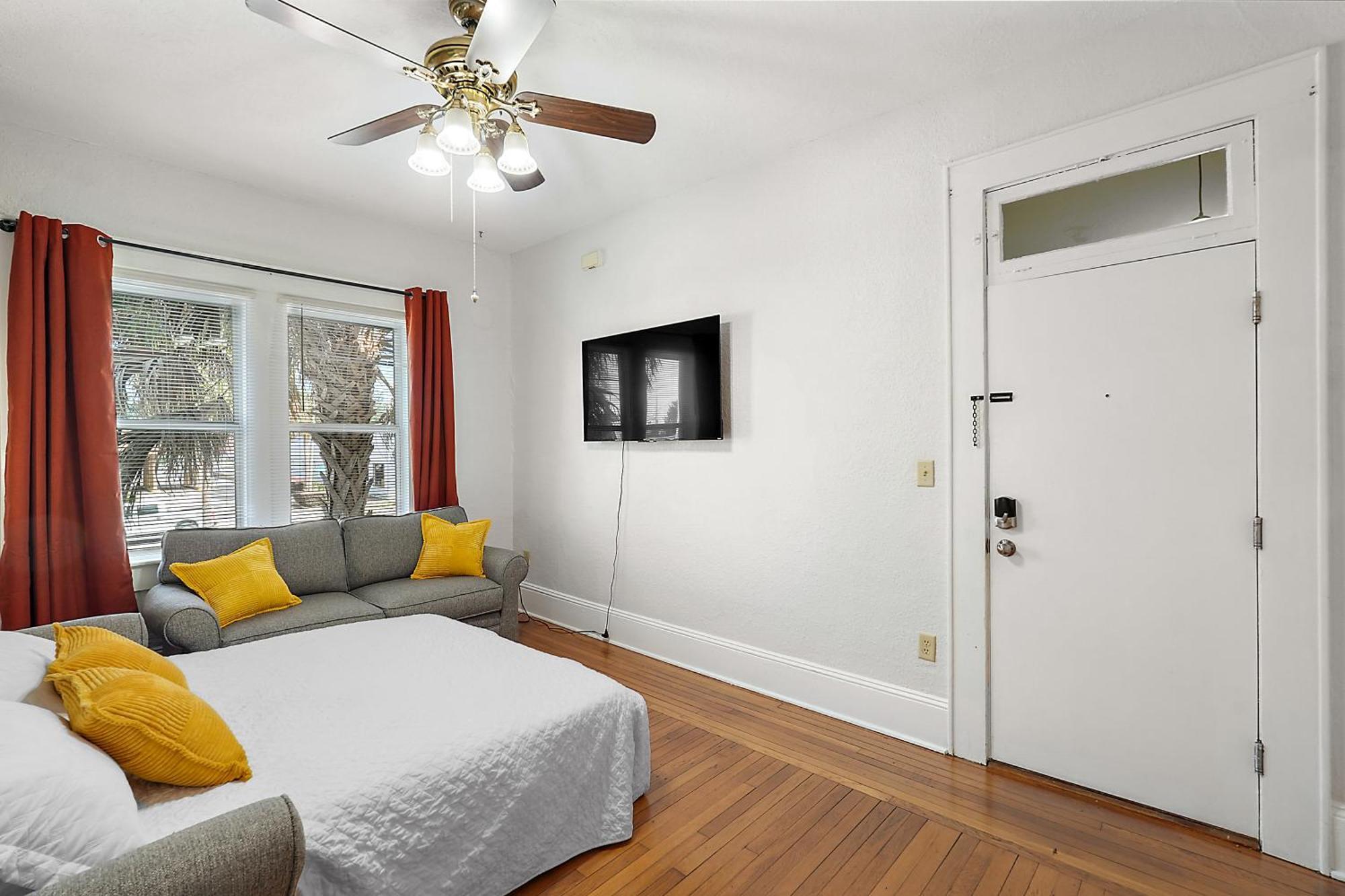 Downtown Den-King Bed~Heart Of Eustis~Queen Sleeper~Upstairs~Bright & Happy Kültér fotó